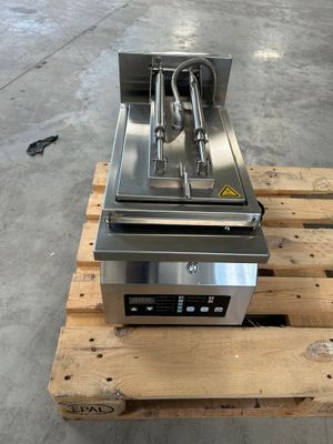 une machine posée sur une palette