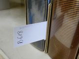 tout un tas de types d'étuis différents sur l'étagère