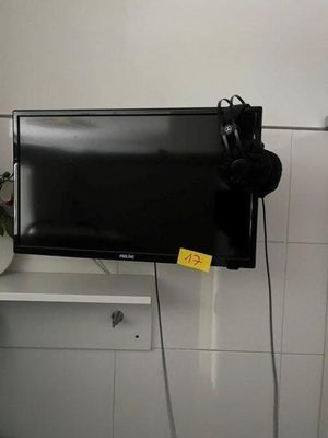 une télévision accrochée au mur de la salle de bains