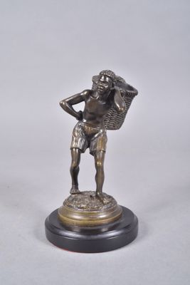 figurine en bronze représentant un homme portant un panier sur l'épaule