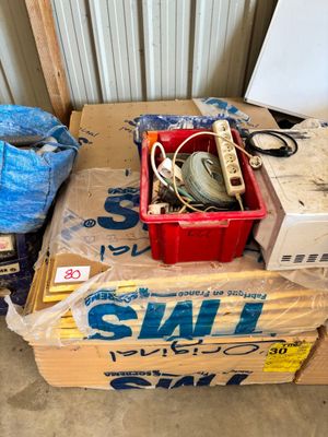 un tas d'objets divers posés sur une boîte en carton