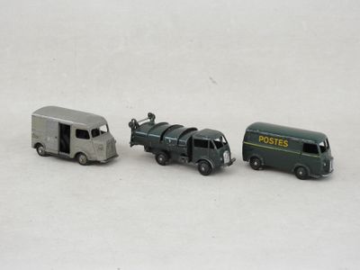trois camions jouets assis l'un à côté de l'autre