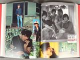 un livre sur lequel figure la photo d'un groupe de personnes
