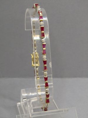 présentoir en acrylique transparent avec un bracelet rouge et doré