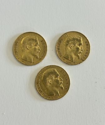 three gold sovereigns, one of which has a head of a man and one of which is a woman