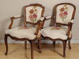 paire de chaises anciennes de style français avec des coussins rembourrés à motifs floraux