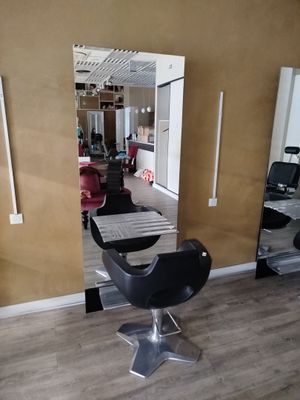 Un siège de coiffage pivotant, simili cuir, pied chromé et u…