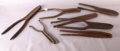 de nombreux outils posés sur une surface blanche