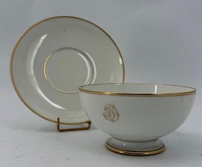 une tasse et une soucoupe blanches posées sur une table