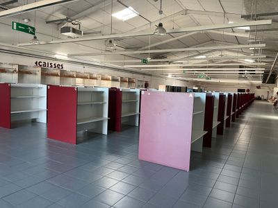 une grande pièce avec plein d'étagères à l'intérieur