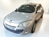 la photo d'une voiture argentée dans une pièce blanche