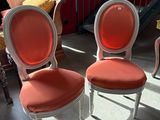 trois chaises qui se trouvent dans une pièce