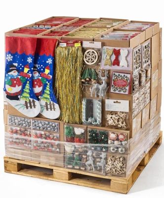 une palette en bois décorée de décorations de Noël