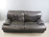 Canapé en cuir noir. Usagé. Dimensions : 80 x 170 x 95 cm.