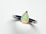 une bague en oplite ornée d'une pierre d'oplite blanche en forme de poire au centre