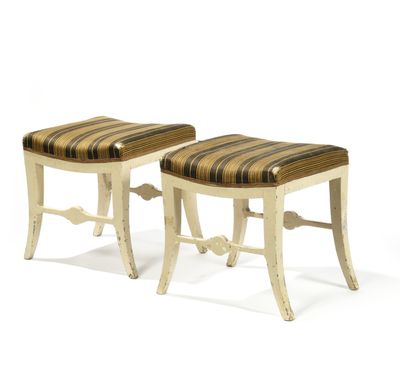 deux tabourets dont les assises rembourrées sont rayées sur fond blanc