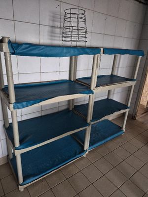 une étagère bleue au milieu d'une pièce carrelée