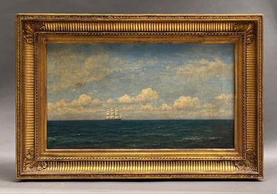 une peinture à l'huile représentant un voilier sur l'océan, avec des nuages dans le ciel
