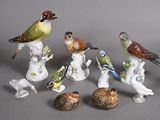 de nombreuses figurines d'oiseaux empilées les unes sur les autres