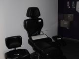 une photo d'un salon avec des chaises et un bureau