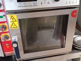 un micro-ondes posé sur une table