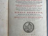 un livre ouvert sur lequel figure la photo d'un homme