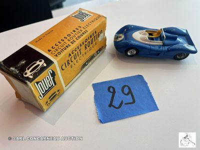 une petite voiture bleue posée à côté d'un paquet de cigarettes sur une table