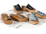 Plusieurs paires de sabots sont alignées sur une surface en marbre