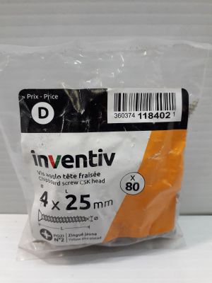 un gros plan sur un sachet de vis posé sur une table