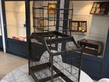 une cage à oiseaux posée sur une table dans une pièce