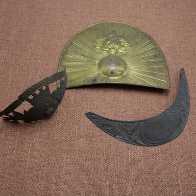 deux œuvres d'art posées sur une surface marron