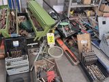 un grand nombre d'outils posés sur le sol