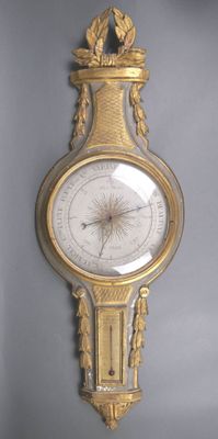 Baromètre-thermomètre en bois mouluré, sculpté, laqué gris e…