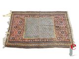 un tapis à franges sur fond blanc