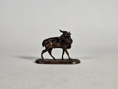 une image représentant une statue en bronze d'un taureau sur un fond blanc