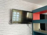 un bureau avec une chaise et une télévision fixée au mur