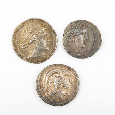 trois pièces romaines, dont l'une représente la tête d'une femme et l'autre celle d'une