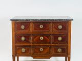 une commode ancienne avec dessus en marbre et poignées en laiton