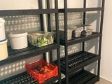 une étagère contenant de nombreux objets différents dans une pièce