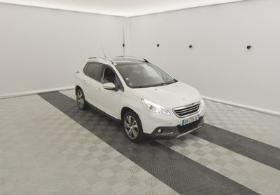 la photo d'une voiture blanche garée dans un garage