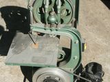 une petite machine posée sur le sol
