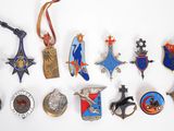 plusieurs types de badges sur une surface blanche