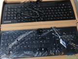 une boîte contenant un clavier et une souris