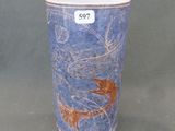 un vase bleu orné d'un motif représentant un poisson rouge