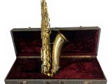 une image représentant un saxophone dans son étui, sur fond blanc