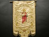 une bannière brodée d'or sur laquelle figure une image de Jésus