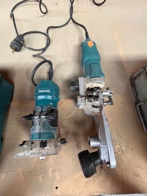 deux outils électriques posés l'un à côté de l'autre sur une table