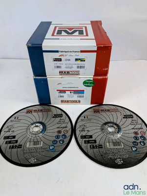 Deux disques sont posés sur une surface blanche, à côté d'une boîte