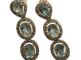 une photo d'une paire de boucles d'oreilles en topaze bleue et en topaze blanche