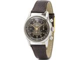 gros plan d'une montre sur fond blanc avec un bracelet marron